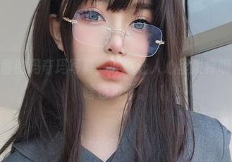 这套K酱的玛奇玛写真,咋就让人心里发痒呢?明明啥也没干。