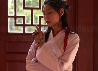 MiiTao蜜桃社 – 图片中的陆萱萱Cecilia和她的内衣，似乎在说“就让我露一点边”，哈哈。