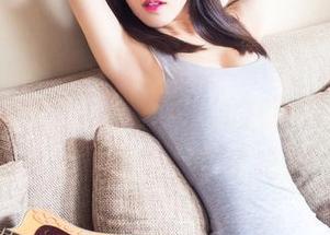 TouTiao头条女神 - 看到周治宇的“裸足”，我开始怀疑我对袜子的看法。图库下载点击量要起飞了吧。