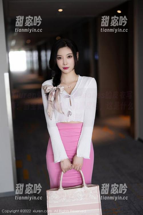 Xiuren秀人网 - 卓君Jeanes的皮衣写真：当宝藏女孩遇上嫩滑皮毛，这是什么新玩法？