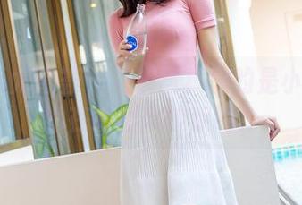 YouMi尤蜜荟 – 毛衣写真里的是小逗逗：她在跟围巾吵架吗？