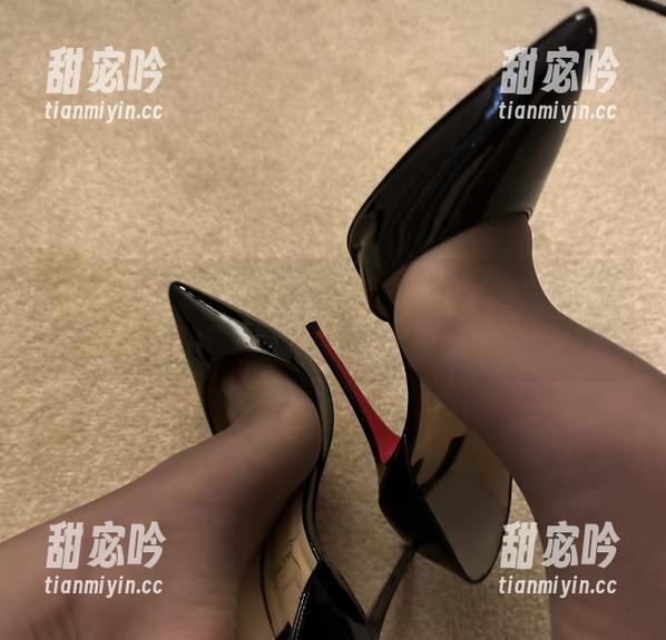 微密圈 - 私拍中的红色高跟，保守的二舅妈果然有她的独特视角