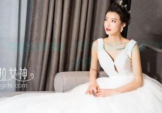 克拉女神 - 图包里的依娜丝，户外场景和阳光照耀下的自在姿态，真好！