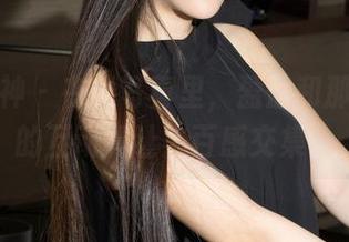 克拉女神 – 在线写真里，盈盈和那个家伙的互动真让人百感交集。