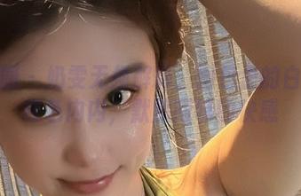 微密圈 – 奶雯无须解释：图包里的白衬衣红色内内，默默回味的快感