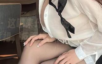微密圈 – 这哪来什么圣光？奶雯的红色漏背裙，反而撩得我心惊肉跳！