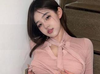 微密圈 – 无圣光下的小优优子，红裙配上那股气场，真容易让人走神。