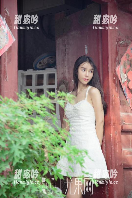 尤果网 - 尤菲儿和她的长腿，在无圣光的背景下，这图片真是画面感十足。