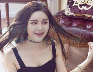 尤物馆 – 精选陆萱萱Cecilia泳装：看她穿泳衣，是发光还是我眼花？真让人为难。