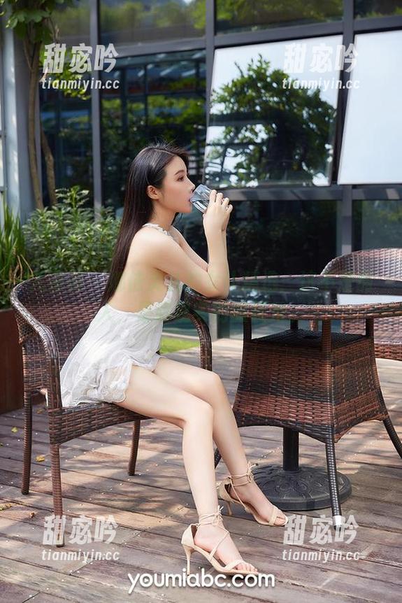 尤蜜荟-娜依灵儿 尤蜜荟 - 娜依灵儿的女仆精选:这不是佣人,是超现实的服装秀。