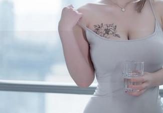每一张图片都像叠了好多层，星澜想来杯珍珠奶茶让圣诞树也低调不了啊！