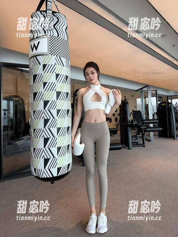 是小逗逗 微密圈 - 是小逗逗的写真集:运动元素傻乎乎加进来,效果比你想象中更“灼热”。