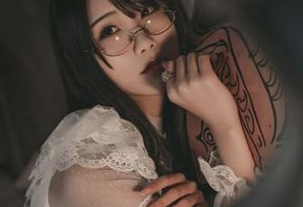 图片里的晓美妈,睡衣竟然撩人得很