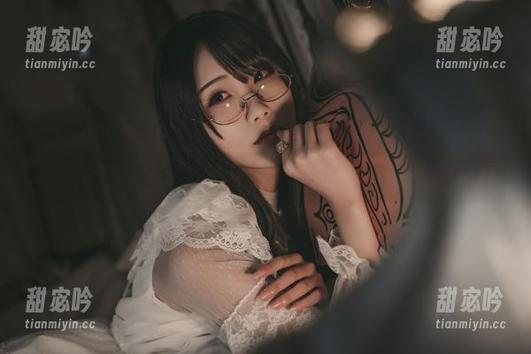 图片里的晓美妈，睡衣竟然撩人得很