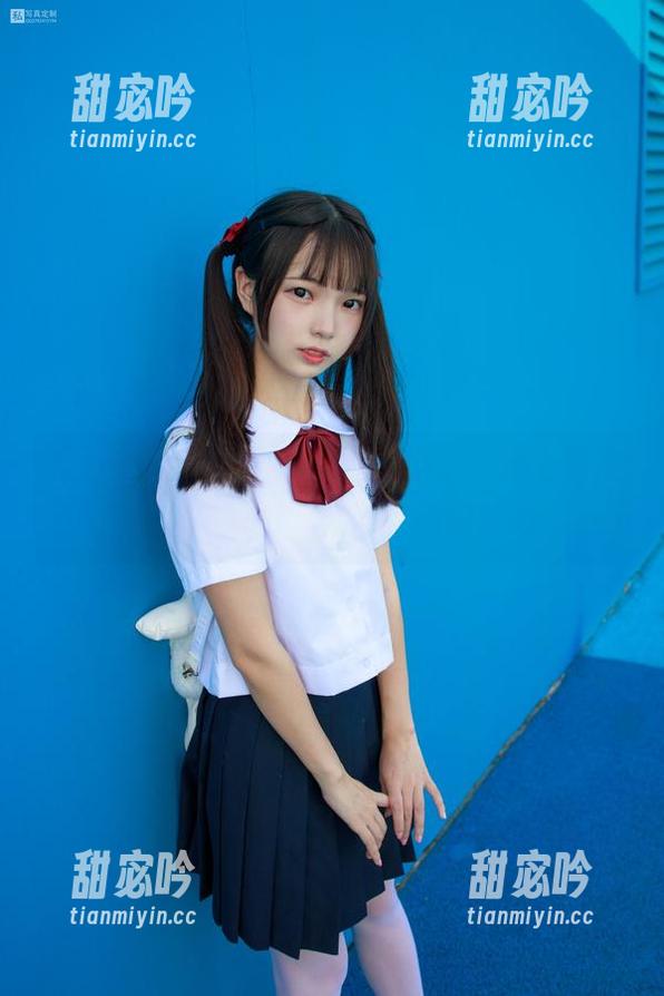 森萝财团 - 风格独特的吸吸，沙发上旗袍美少女美图，值得收藏的壁纸