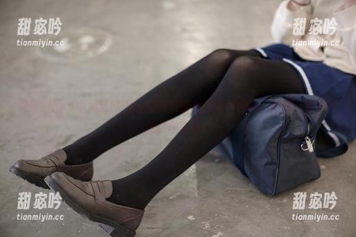 森萝财团 - 小奶糕Milky宅在校园里的写真合集，附赠一些未完成的作业体。