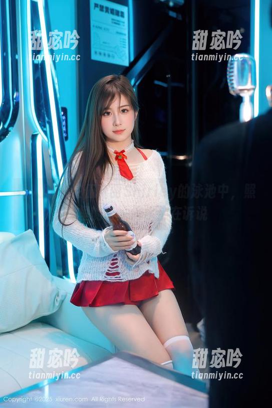 秀人网 - 在伍晓丽Shirley的泳池中，照片里的每一滴水都在诉说