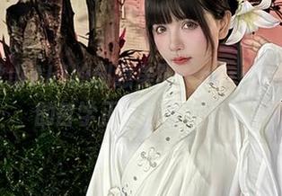 分享秋山AkI的创意美图，mirror彩云里的哲学正在默默发光。