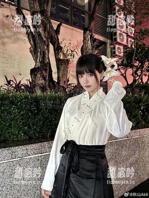 分享秋山AkI的创意美图，mirror彩云里的哲学正在默默发光。
