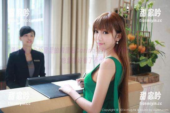 美媛馆 - 办公室里的绮里嘉Carina写真，身姿秀丽，数据报告也显得好看了不少。