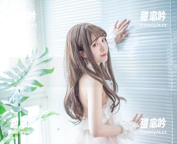 翎柒菜菜的短裙，没想到得用无圣光来品味这层叠的美感。