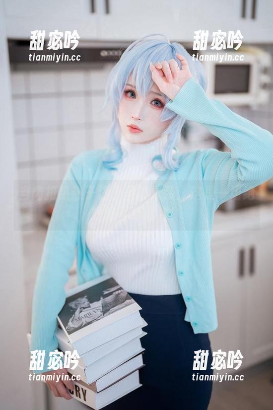 当肉扣热热子遇上圣姨泳装：这是一场绝妙的写真派对！