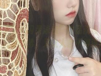 芋圆侑子的“闪灵泳装”作品就像夏日海风，轻轻吹拂，又让人舍不得逃离。