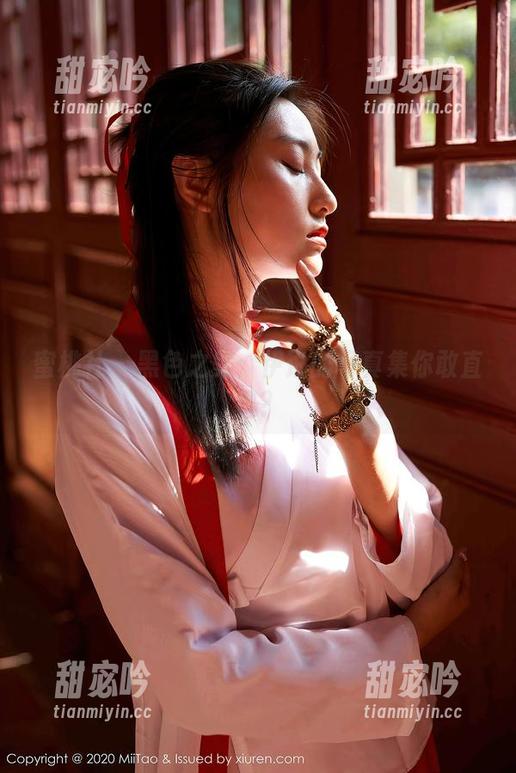 蜜桃社 - 黑色之美：伊琳的写真集你敢直视？