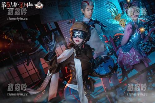 露儿大魔王 我在看露儿大魔王穿泳装的高清美图,结果卯足了劲,却发现游泳真的是个‘技艺’……