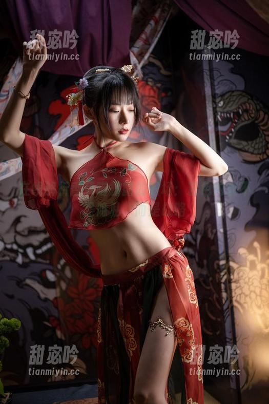 在线解析香草喵露露的职场：粉色内衣不是隐私，而是战略